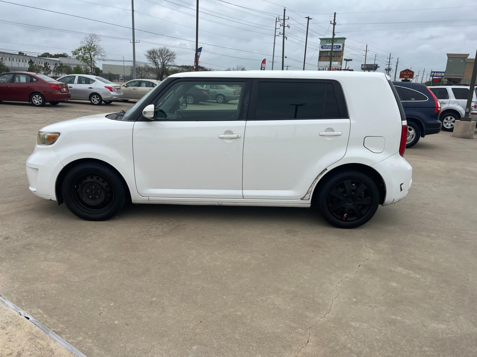 2009 white /black Scion xB Wagon (JTLKE50E591) with an 2.4L L4 DOHC 16V engine, Automatic transmission, located at 14700 Tomball Parkway 249, Houston, TX, 77086, (281) 444-2200, 29.928619, -95.504074 - Photo #3